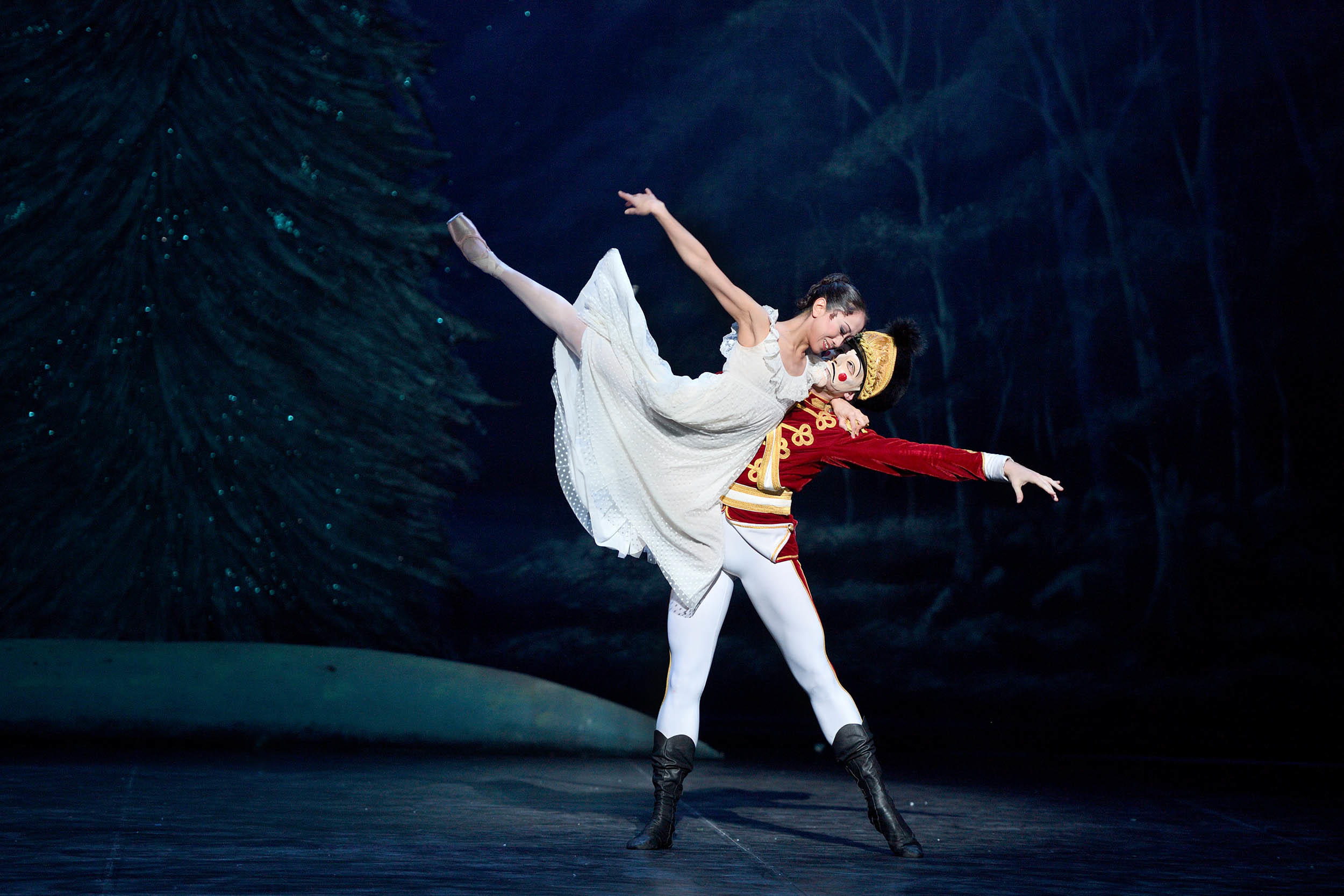 Erina-Takahashi-and-Skyler-Martin-in-Nutcracker-c-Laurent-Liotardo.jpg