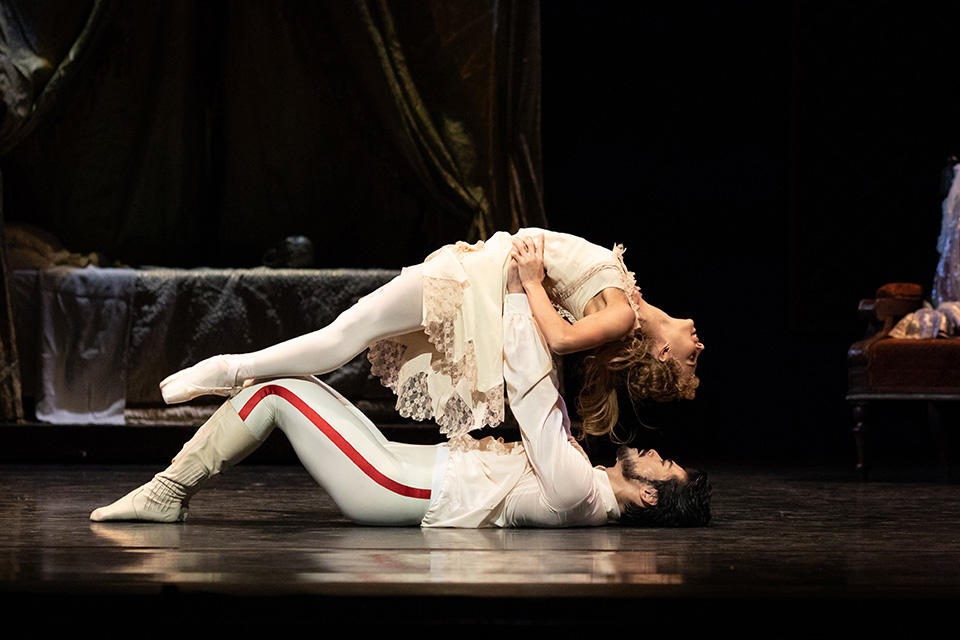 Francesca-Hayward-and-Ryoichi-Hirano-in-Mayerling-photo-by-Helen-Maybanks--ROH.jpg