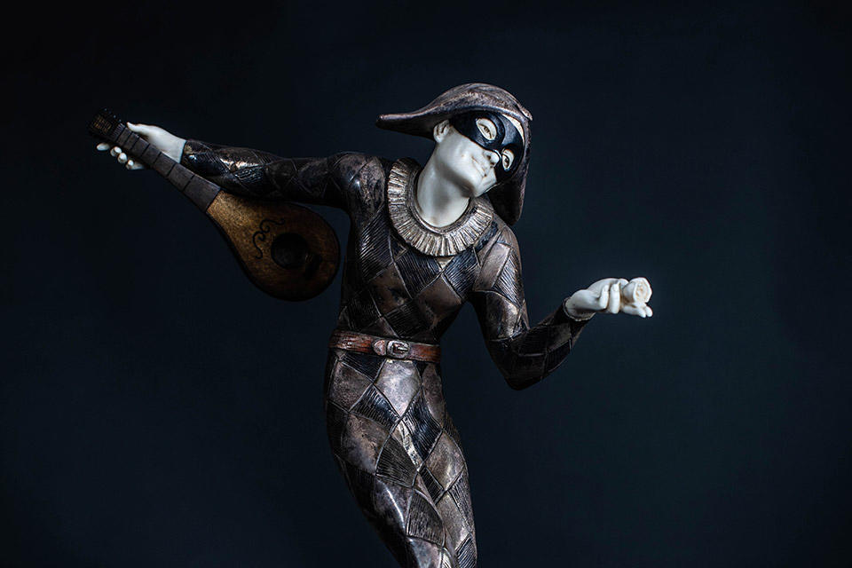 Harlequin-Statue.-Credit-Dance-Gazette_Ali-Wright.jpg