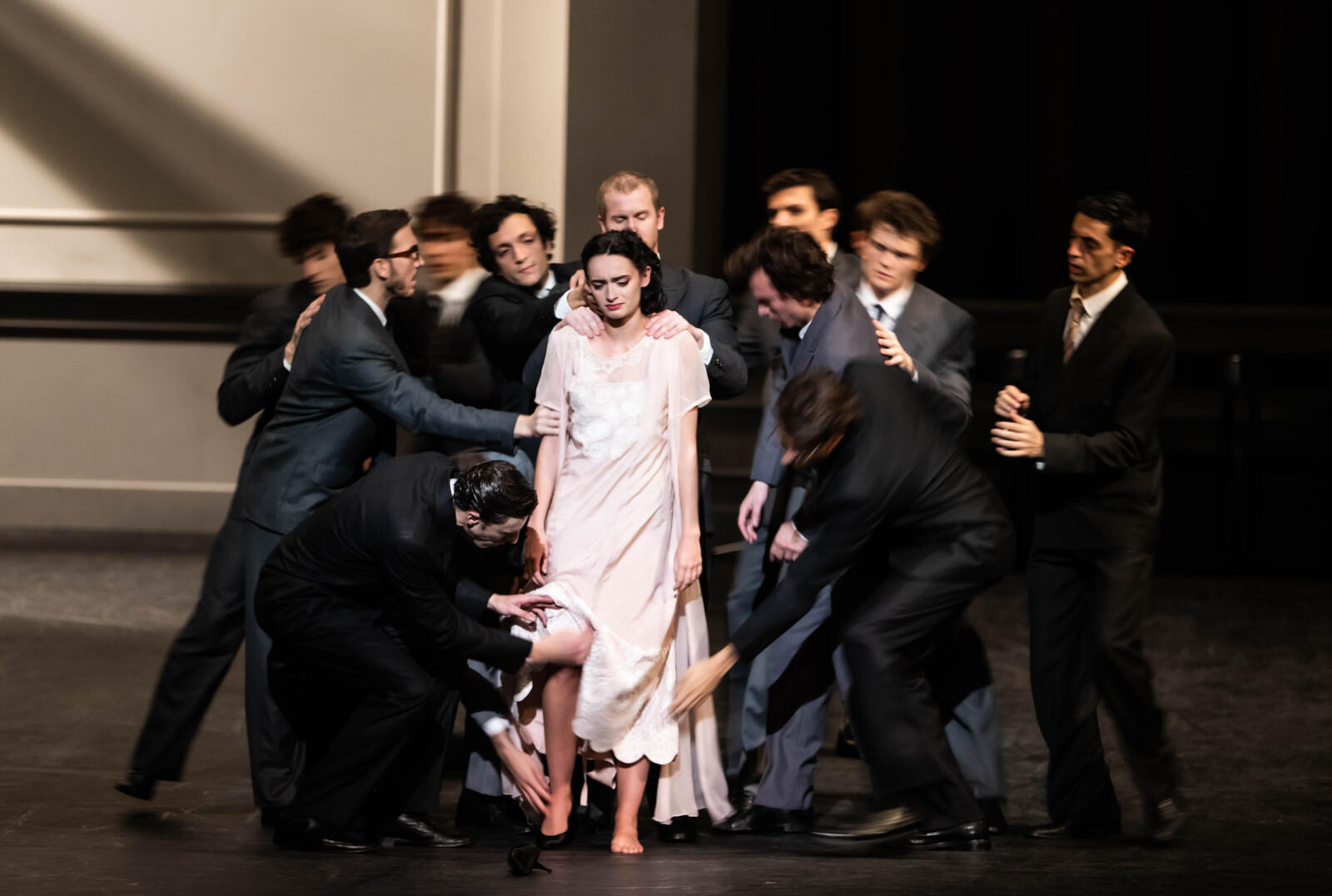 Julien_Benhamou___Opera_national_de_Paris-KONTAKTHOF--Une-piece-de-Pina-Bausch--Adele-Belem-au-centre--Julien-Benhamou-OnP_DSC4122_-1600px.JPG