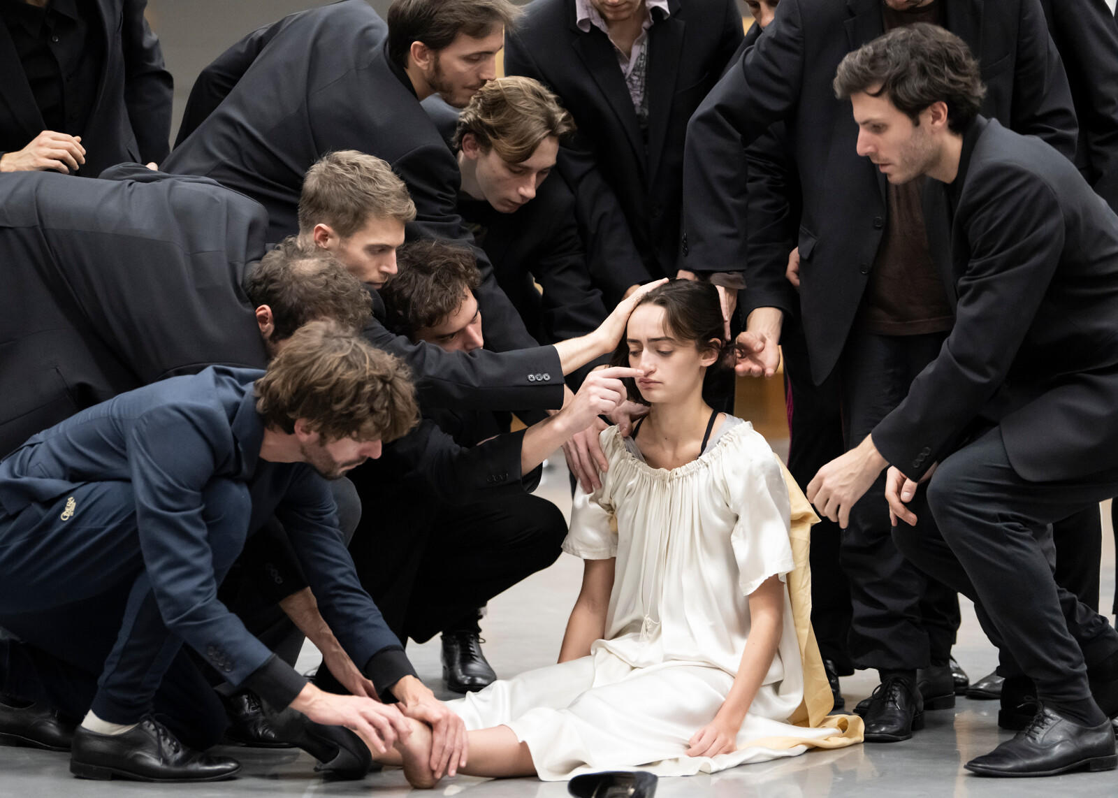 Julien_Benhamou___Opera_national_de_Paris-Repetition_KONTAKTHOF_Pina-Bausch_Ballet-de-l-Opera-national-de-Paris---c--Julien-Benhamou-OnP---9695-1600px.JPG