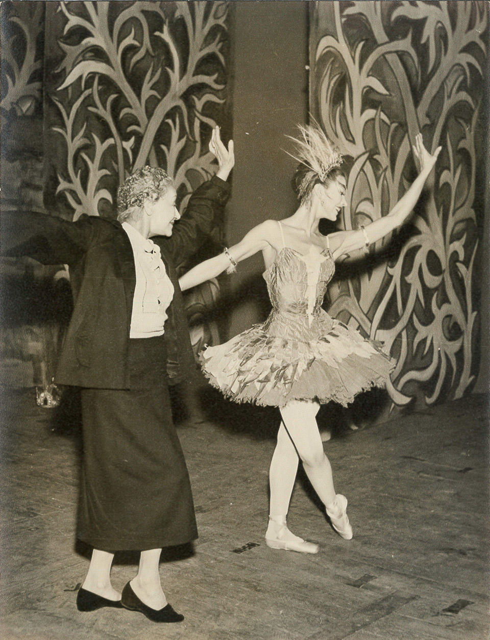 Karsavina-coaching-Fonteyn-in-role-of-The-Firebird.-Photo-by-Douglas-Elston,-1954.jpg