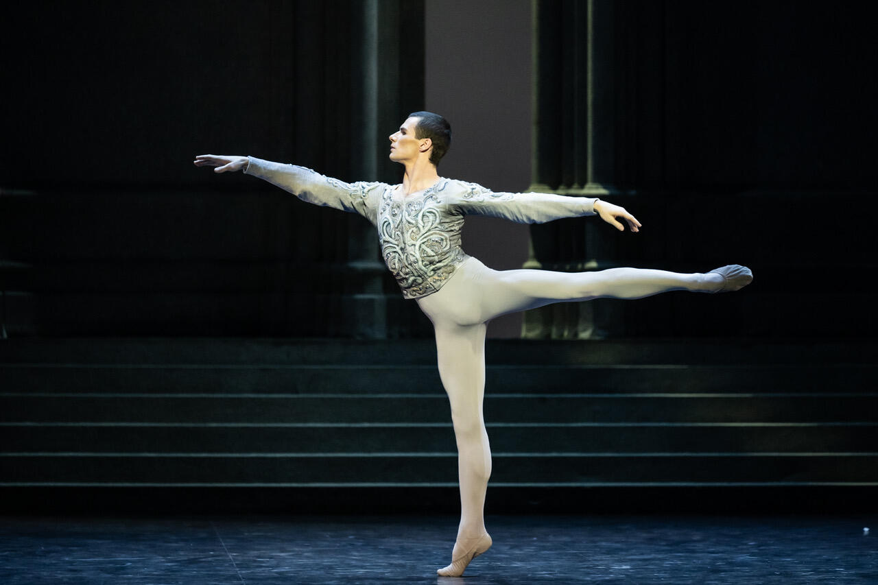 LAC DES CYGNES (Rudolf Noureev), Paul Marque (c) Julien Benhamou OnP 8037.jpeg