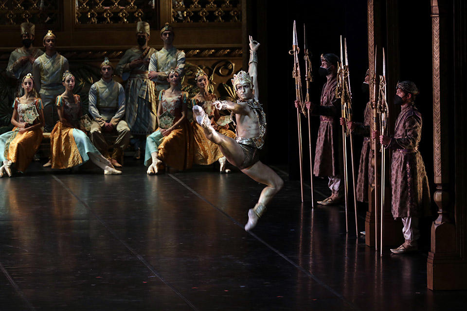 La-bayadre---Federico-Fresi--ph-Brescia-e-Amisano-C-Teatro-alla-Scala.jpg