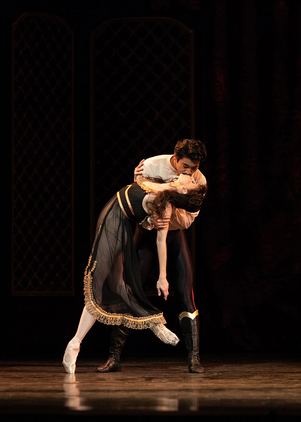 Mayerling.-Natalia-Osipova-as-Mary-Vetsera-and-Ryoichi-Hirano-as-Rudolf.-c-ROH,-2018.-Ph.-by-Helen-Maybanks.jpg