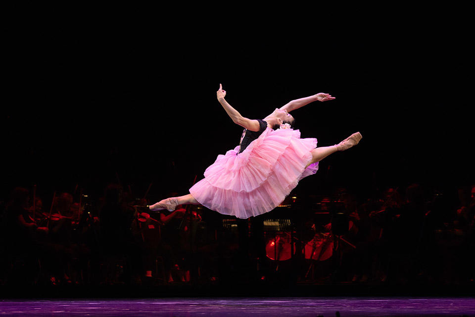 Natalia-Osipova-in-Rudolf-Nureyev's-Laurencia-Pas-De-Six--Photo-Andrej-Uspenski.jpg