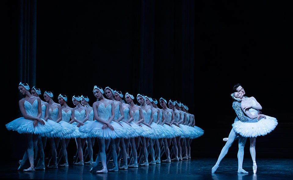 OPB-Lac-des-Cygnes-2-Leonore-Baulac-Germain-Louvet-c-Julien-Benhamou.jpg