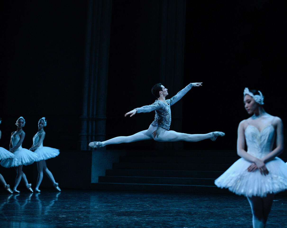 Paul Marque - Le Lac des Cygnes - Photo Julien Benhamou - ONP-156.jpeg