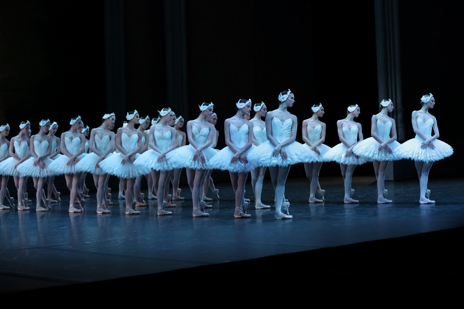 Svetlana_Loboff___Opera_national_de_Paris-Le-Lac-des-cygnes---Ballet-de-l-Opera-national-de-Paris--Svetlana-Loboff---OnP2016-17-LAC-199-1600px.JPG