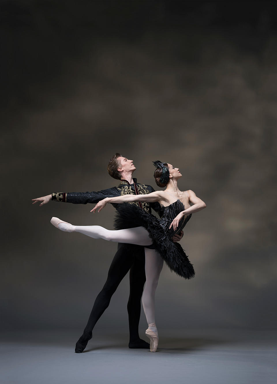 Swan-Lake.-Vadim-Muntagirov-as-Siegfried-and-Marianela-Nun-Tez-as-Odile.-(C)-ROH,-2017.-Ph-otographed-by-Bill-Cooper.jpg