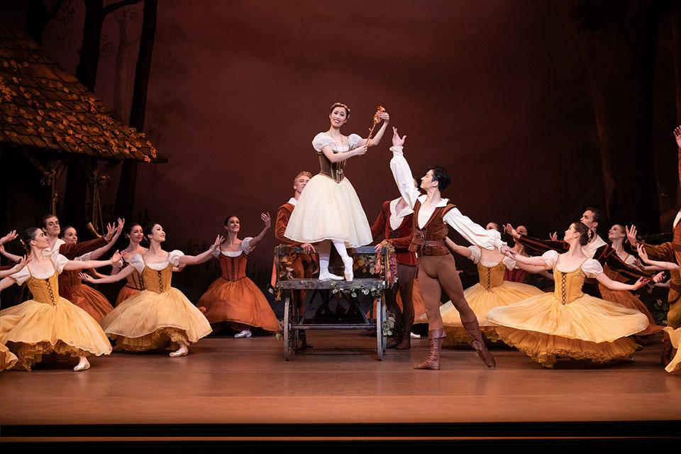 The-Australian-Ballet---Giselle---2019---Ako-Kondo-Chengwu-Guo-with-TAB-artists_credit-Daniel-Boud_high-res.jpg