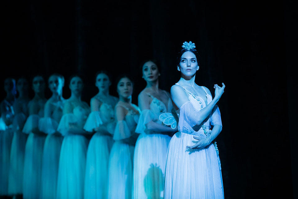 The-Australian-Ballet---Giselle---2019---Nicola-Curry-with-artists-from-The-Australian-Ballet_credit-Daniel-Boud.jpg