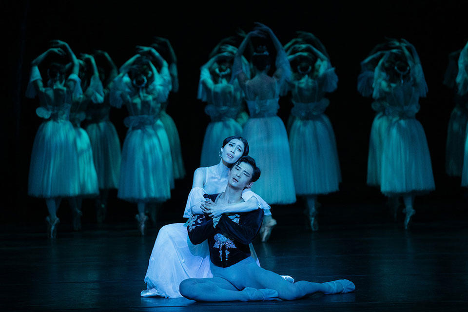 The-Australian-Ballet---Giselle---Act-2---Ako-Kondo-and-Chengwu-Guo-with-Artists-from-The-Australian-Ballet_credit-Daniel-Boud_high-res.jpg