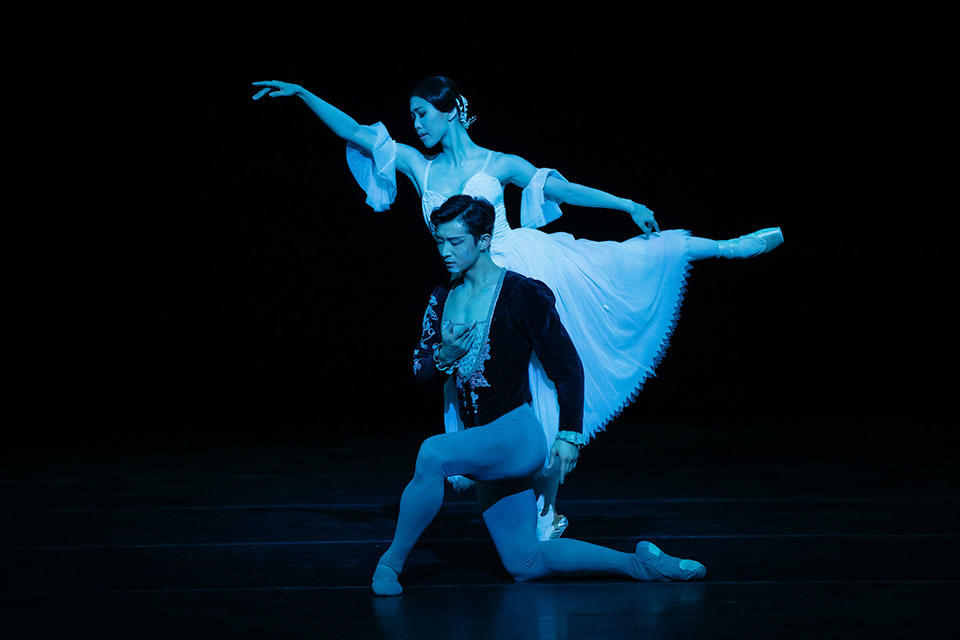 The-Australian-Ballet---Giselle---Act-2---Chengwu-Guo-and-Ako-Kondo_credit-Daniel-Boud_high-res.jpg