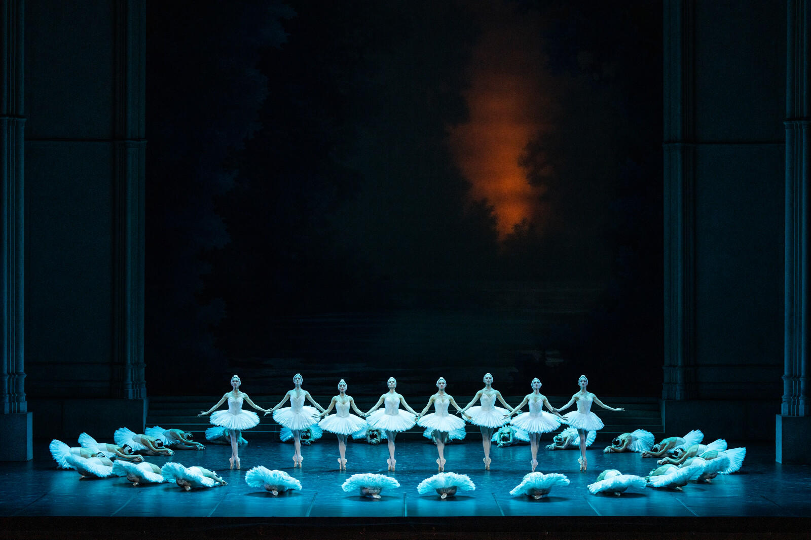 Yonathan_Kellerman___OnP-LE-LAC-DES-CYGNES--Rudolf-Noureev---Ballet-de-l-OnP--Yonathan-Kellerman-OnP-2223-1208_G0844-1600px.JPG