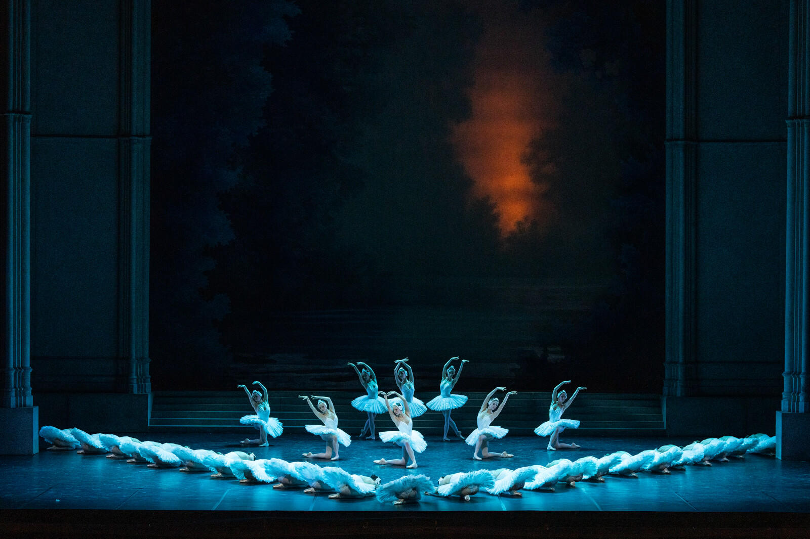 Yonathan_Kellerman___OnP-LE-LAC-DES-CYGNES--Rudolf-Noureev---Ballet-de-l-OnP--Yonathan-Kellerman-OnP-2223-1208_G0969-1600px.JPG