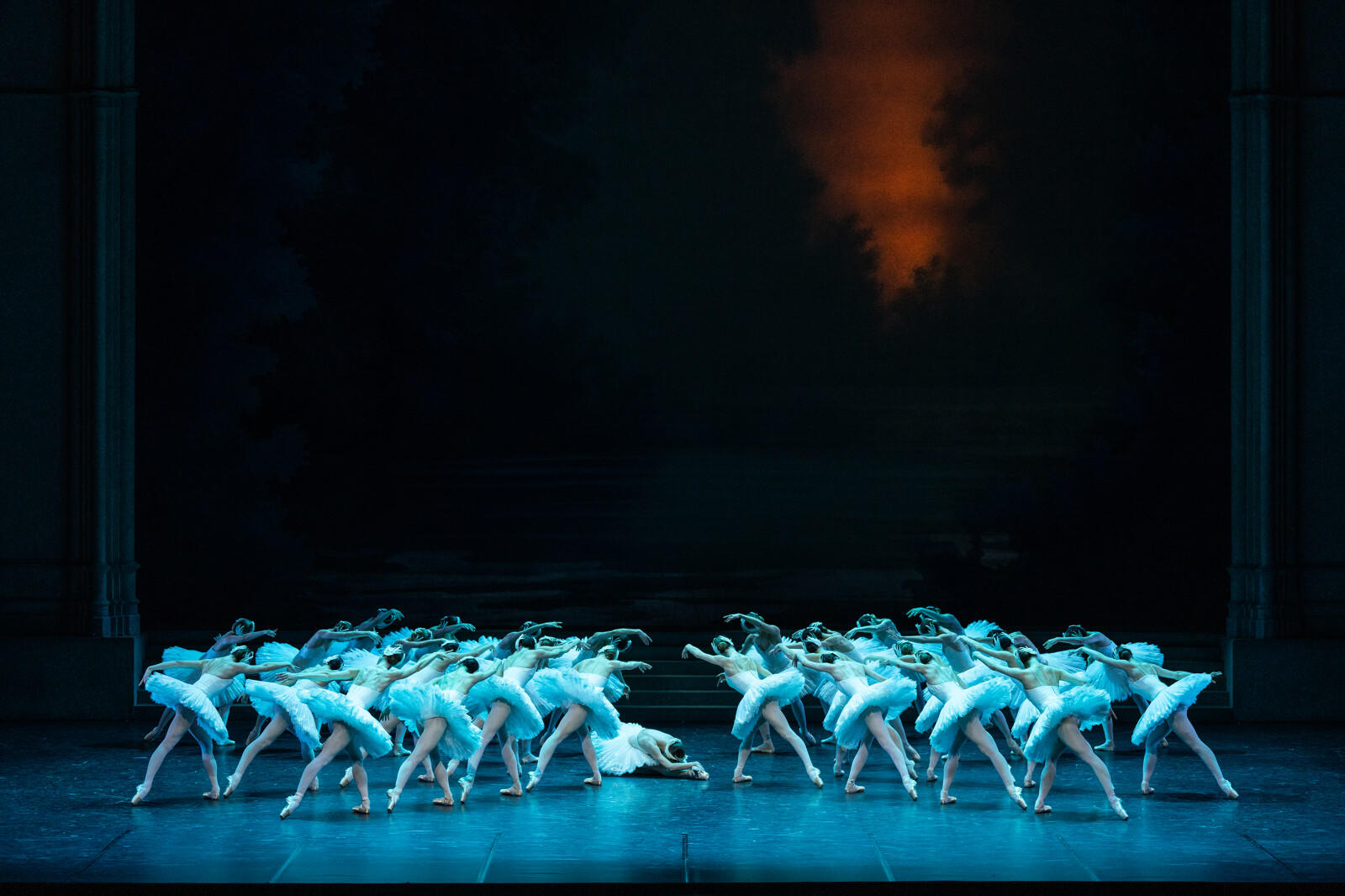 Yonathan_Kellerman___OnP-LE-LAC-DES-CYGNES--Rudolf-Noureev--Ballet-de-l-OnP--Yonathan-Kellerman-OnP-2223-1208_G1009-1600px.JPG