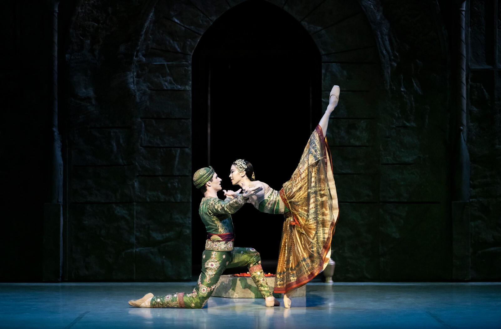 a_Julien_Benhamou___Opera_national_de_Paris-_DSC8126_BAYADERE_NOUREEV_Sae-Eun-Park--Nikiya--et-Paul-Marque--Solor---c--Julien-Benhamou-OnP-1600px.JPG