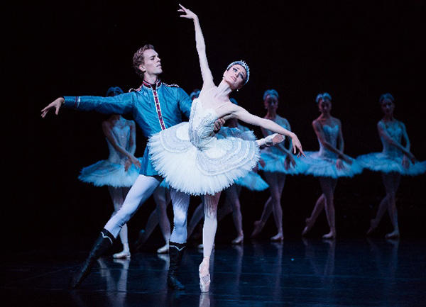© Australian Ballet / photo Daniel Boud