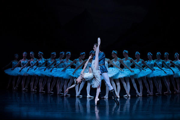 © Australian Ballet / photo Daniel Boud