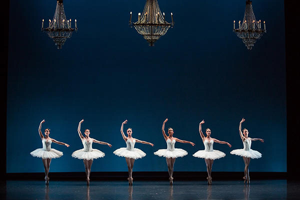 "Symphony in C"　Artists of The Australian Ballet　Photo Daniel Boud