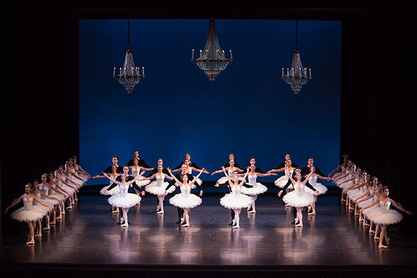 "Symphony in C"　Artists of The Australian Ballet　Photo Daniel Boud