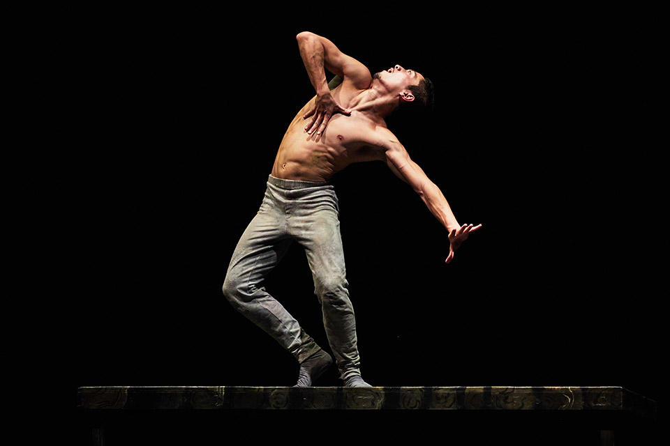 English-National-Ballets-Jeffrey-Cirio-in-Creature-by-Akram-Khan-©-Ambra-Vernuccio-2.jpg