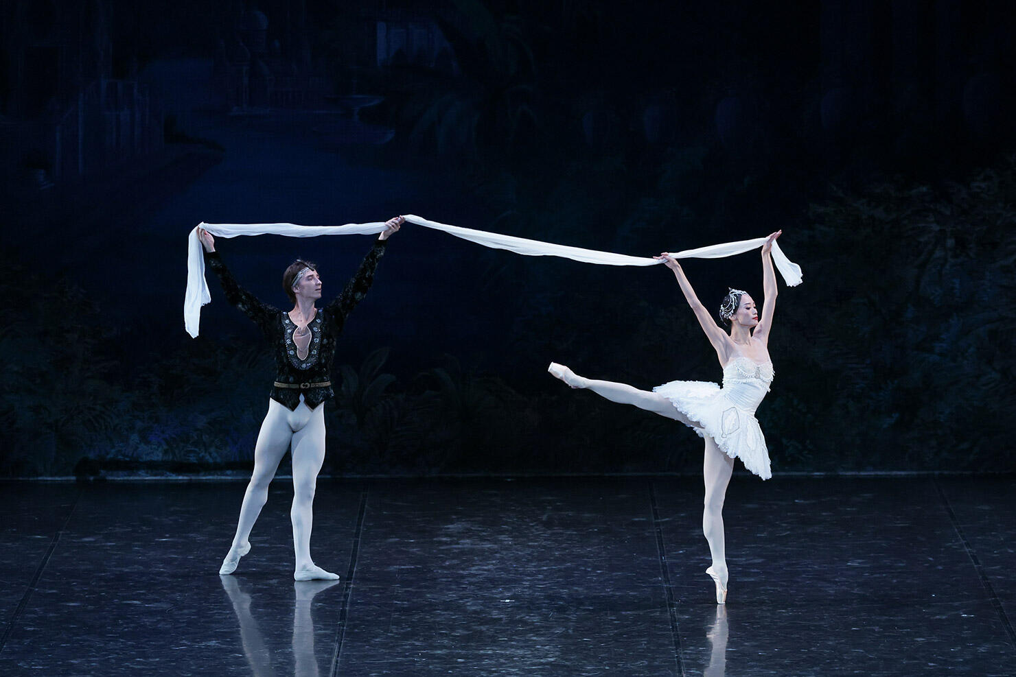 25-0805_Ballet-Supreme-B_La-Bayadère[excerpts]-Kaneko,-Muntagirov_KH3_4198_photo-Kiyonori-Hasegawa.jpg