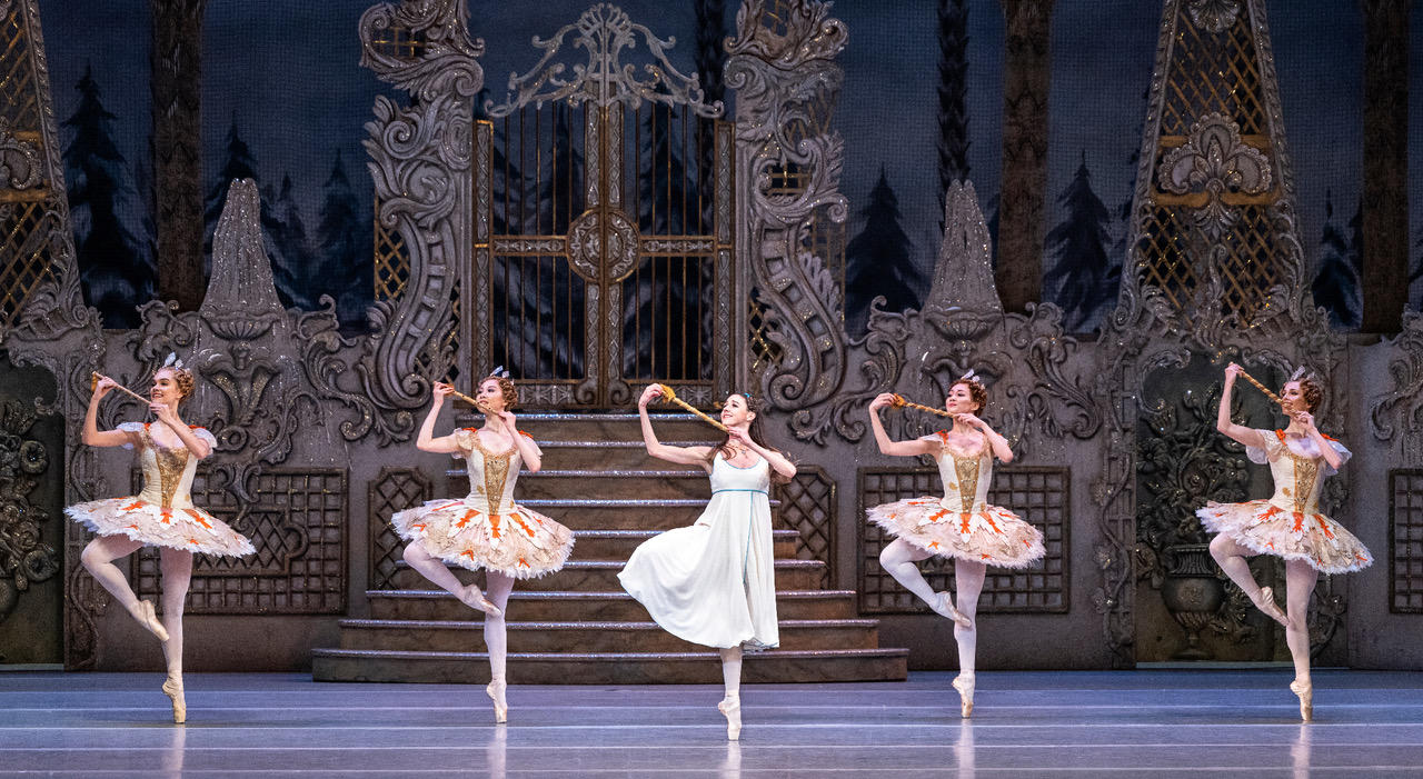 【ROH(1)】：くるみ割り人形 Isabella Gasparini as Clara and artists of The Royal Ballet in The Nutcracker, The Royal Ballet ©2021 ROH. Photograph by Foteini Christofilopoulou.jpeg