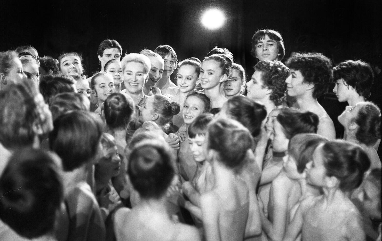 Photo-7-CLAUDE-BESSY-avec-les-élèves-de-l'Ecole-de-Danse-©Francette-Levieux-ED-821_G2_2.jpg