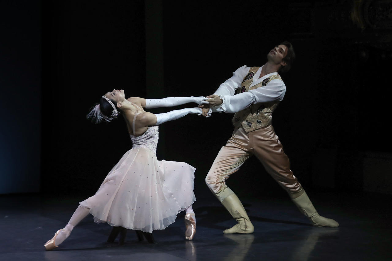 13_Cendrillon-©Svetlana Loboff OnP-a_ Alice Renavand Florian Magnenet.jpeg