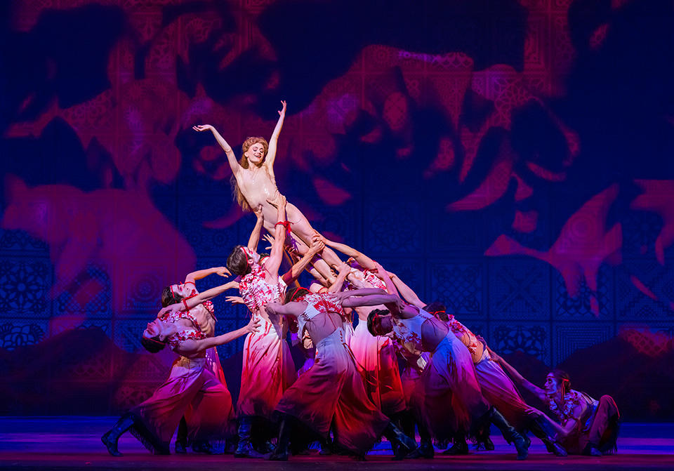 赤い薔薇ソースの伝説 Anna-Rose-O'Sullivan-as-Gertrudis-and-artists-of-The-Royal-Ballet-in-Like-Water-for-Chocolate,-The-Royal-Ballet-©2022-ROH.-Photograph-by-Tristram-Kenton
