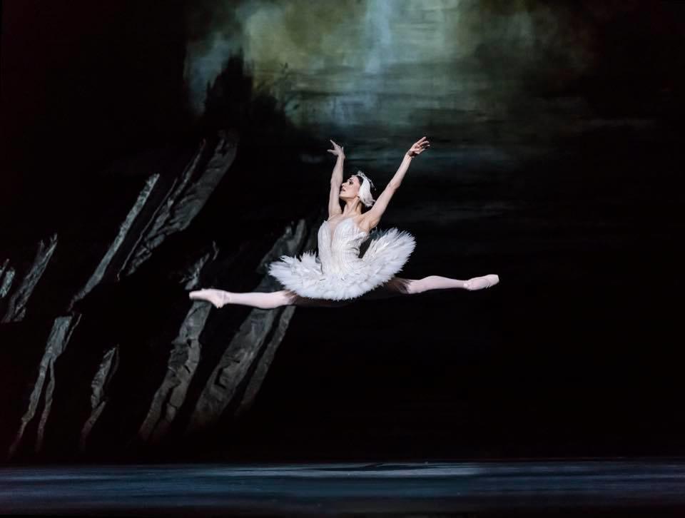 Marianela Nuñez in SWAN LAKE (C)Bill Cooper.jpg