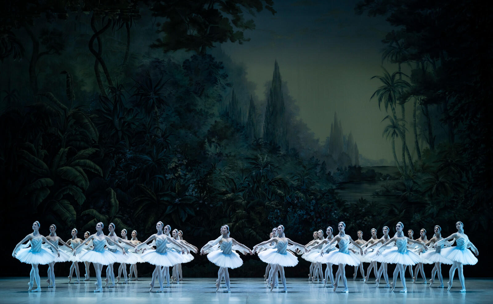 d_Julien_Benhamou___Opera_national_de_Paris-_62Z9222_BAYADERE_NOUREEV_Les-Ombres--c--Julien-Benhamou-OnP-1600px.JPG