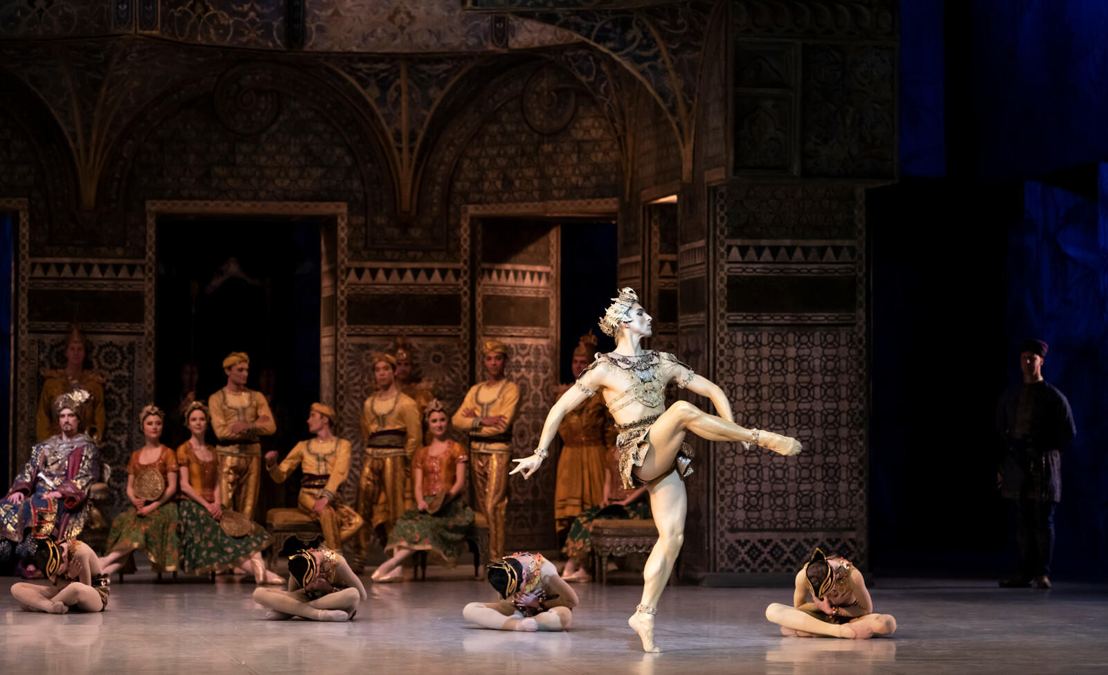 d_Julien_Benhamou___Opera_national_de_Paris-_DSC8729_LA-BAYADERE_NOUREEV_Marc-Moreau--L-Idole-doree---c--Julien-Benhamou-OnP-1600px.JPG