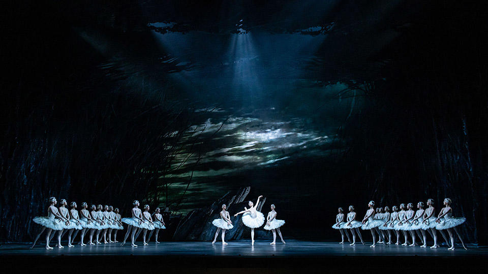 05_Artists-of-The-Royal-Ballet-in-Swan-Lake,-The-Royal-Ballet-©2020-ROH.-Photograph-by-Helen-Maybanks-.jpg