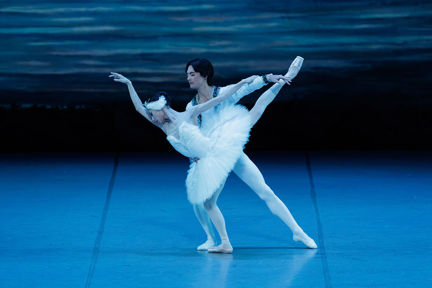 秋山×大塚26-0910_Swan-Lake_20013_photo-Koujiro-Yoshikawa.jpg