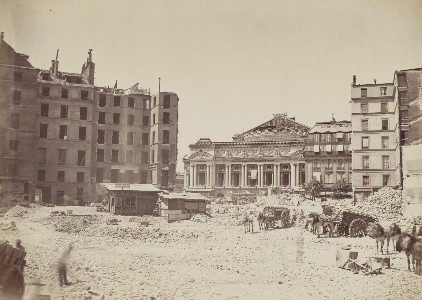 Expo-Opéra-2-Louis-Emile-durandelle,-Chantier-de-consruction-de-l'Opéra-Garnier.-Vue-des-abords-de-la-place-de-l'Opéra-avec-amas-de-gravats.-Photogr-aphie.-BNF-Bibliothe-qe-m-usée-de-l'Opéra-JPG-.jpg