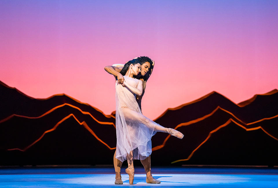  赤い薔薇ソースの伝説 Francesca-Hayward-as-Tita-and-Marcelino-Sambé-as-Pedro-in-Like-Water-for-Chocolate,-The-Royal-Ballet-©2022-ROH.-Photograph-by-Tristram-Kento