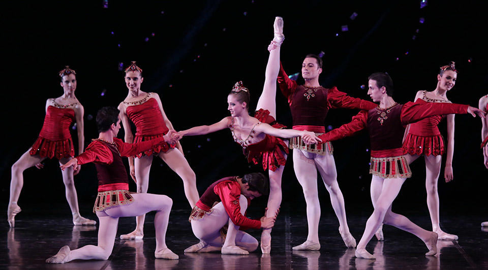 Jewels-Rubies-Cor.-George-Balanchine-ｸ-The-Balanchine-Trust----al-centro-Virna-Toppi-foto-Brescia-e-Amisano-Teatro-alla-Scala.jpg