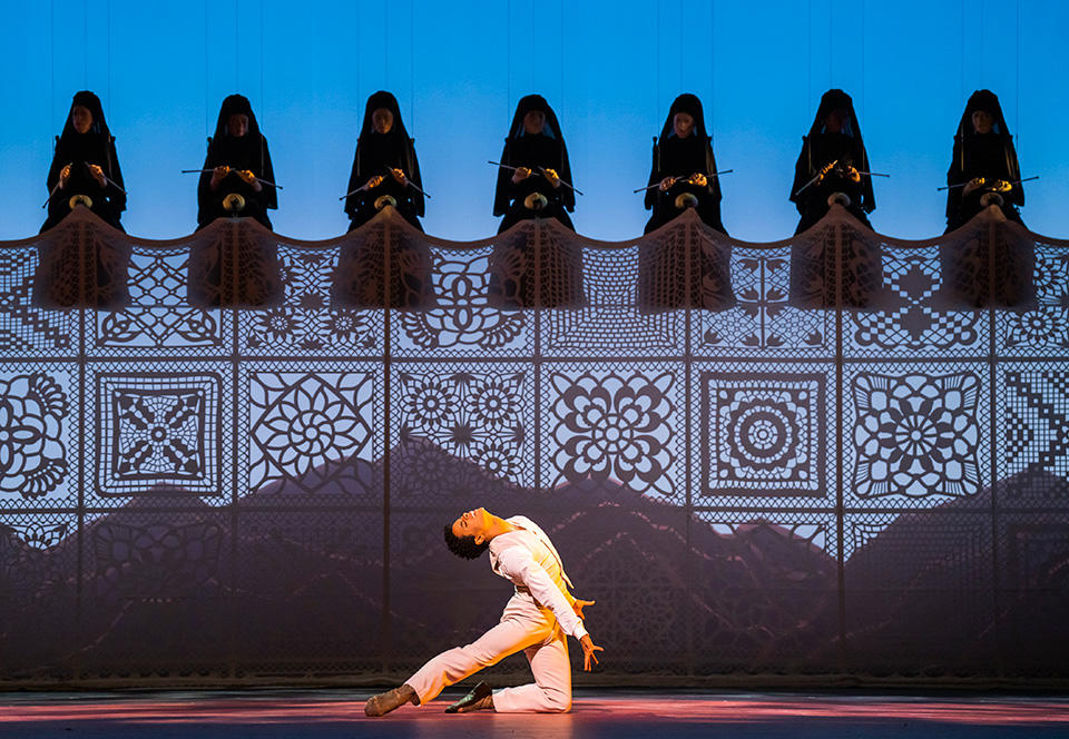  赤い薔薇ソースの伝説 Marcelino-Sambé-as-Pedro-and-artists-of-The-Royal-Ballet-in-Like-Water-for-Chocolate,-The-Royal-Ballet-©2022-ROH.-Photograph-by-Tristram-Kento