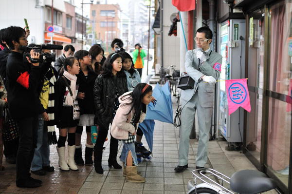 堀川プロジェクト『まことクラヴかけぬけ下町商店街』 円頓寺商店街 にて 写真：(C)加藤 光