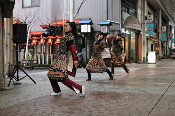 堀川プロジェクト『まことクラヴかけぬけ下町商店街』 円頓寺商店街 にて 写真：(C)加藤 光