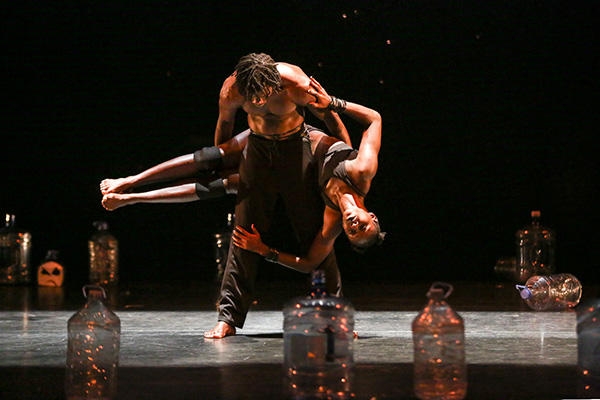 Compagnie Tenane (Baidy Ba and Marie Agnes Gomis)　Photo Credit:Richard Termine