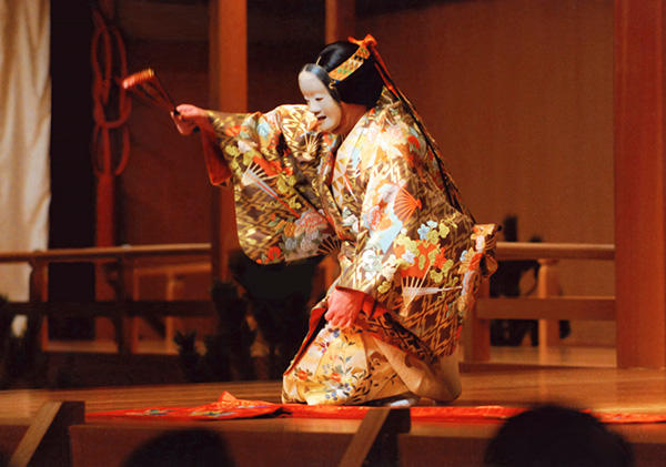 『葵上』(C) Kanze Noh Theatre