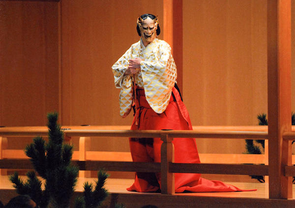 『葵上』(C) Kanze Noh Theatre