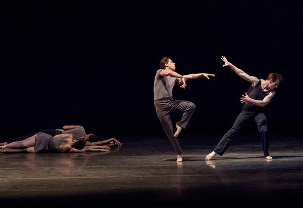 Giovanni Villalobos and Andrew Veyette in Lynne Taylor-Corbett's Chiaroscuro.　Photo (C) Paul Kolnik