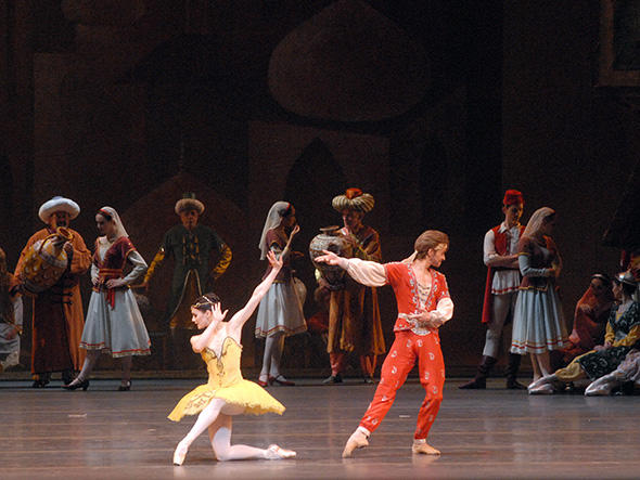 Sarah Lane and Daniil Simkin in Le Corsaire. Photo: MIRA.