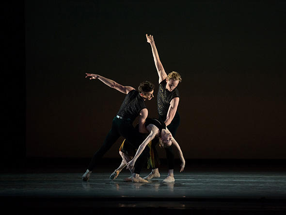 『Souvenir d'un lieu cher (懐かしい土地の思い出)』 Tyler Maloney, Cassandra Trenary and David Hallberg in Souvenir d'un lieu cher. Photo: Rosalie O'Connor.