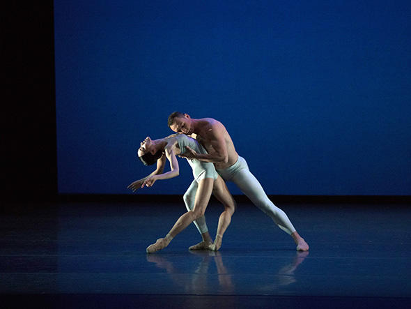 『エレジー・パ・ド・ドゥ (Elegy Pas de Deux)』 Hee Seo and Roman Zhurbin in the Elegy Pas de Deux from With a Chance of Rain. Photo: Rosalie O'Connor.